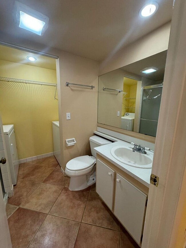 Building Photo - Charming townhouse 2 bed 2 bath in great l...