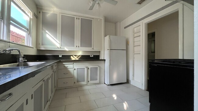 Building Photo - 2323 Las Colinas Ave