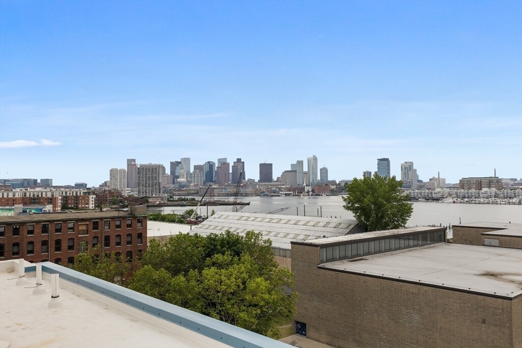 Building Photo - 305 Border St