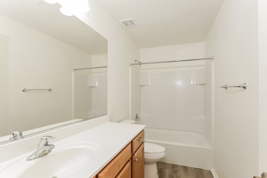 Building Photo - 5804 S 10th Dr