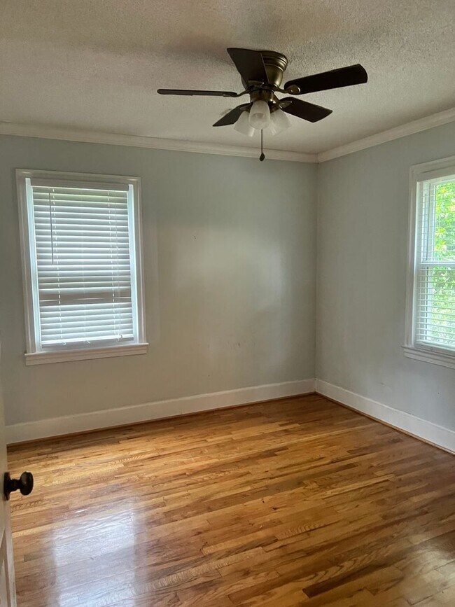 Building Photo - Three Bedroom Two Bath House for Rent in F...