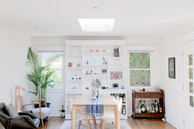 Livingroom/dining room - 1124 Manzanita St