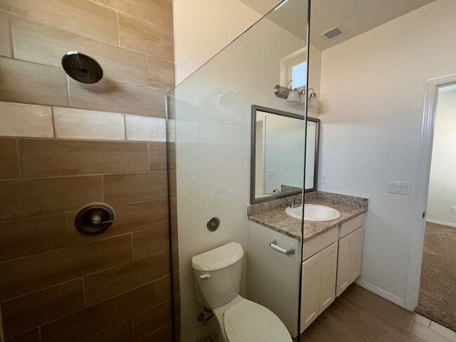 Building Photo - Stunning 3 bedroom, 3 bathroom home locate...