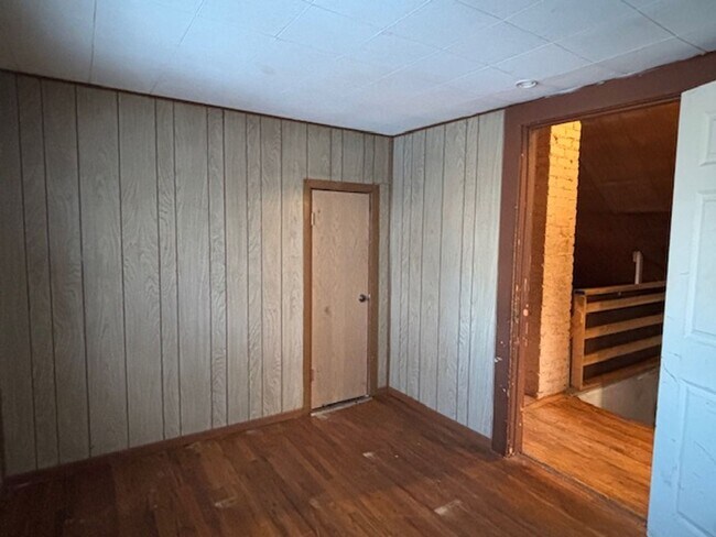 Building Photo - 3 BR/1 BA Single-Family Home in St. Paul!