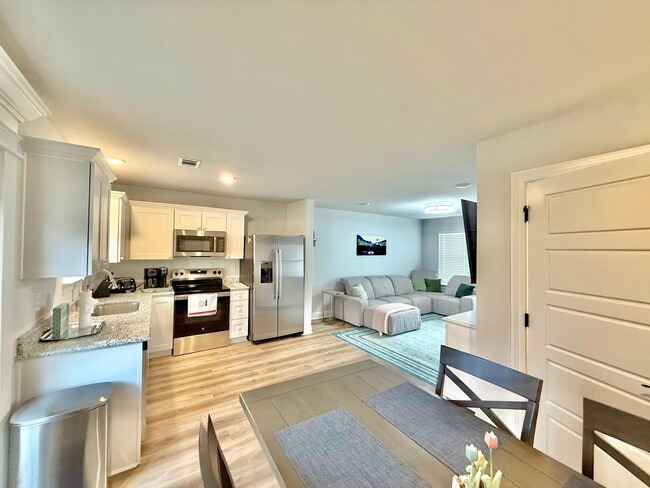 Building Photo - 1007 Middle Ln