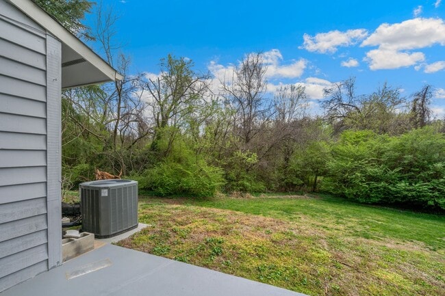 Building Photo - Available April! Convenient 2 BR/2.5BA Townhome