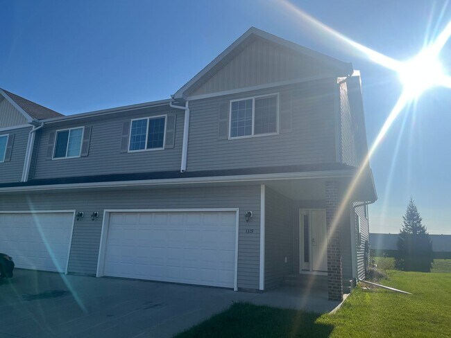 Building Photo - 3 Bed 3 Bath Twin Home