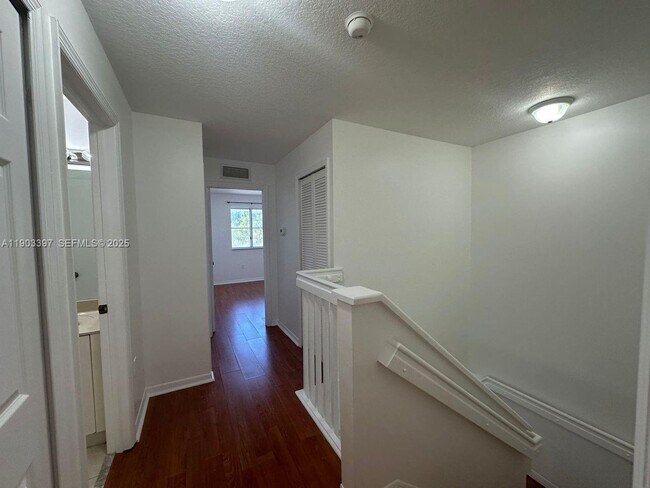 Building Photo - 1712 SE 31st Ct