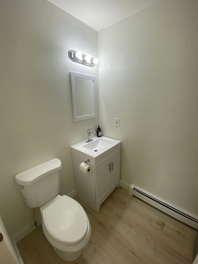 Building Photo - Well maintained 2 bed, 1.5 Bath Townhouse in West Anchorage!
