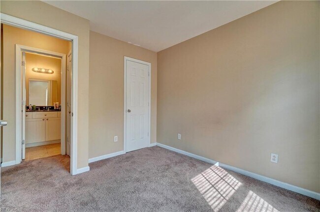 Building Photo - 4112 Killam Ave