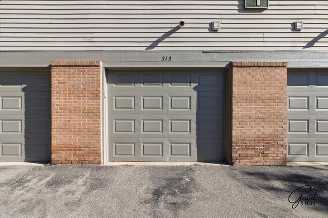 Building Photo - 2 bedroom ranch style condo $1650