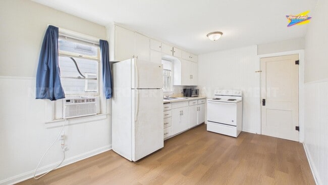 Building Photo - 413 E 6th St