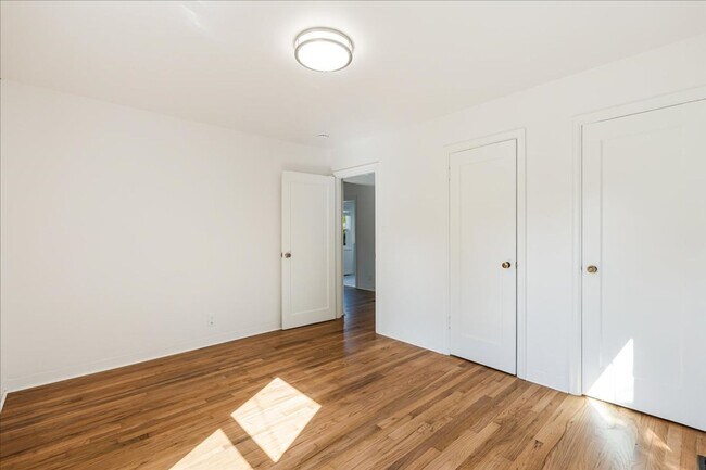 Building Photo - Sweet & Charming 2/1 Home Available Immedi...