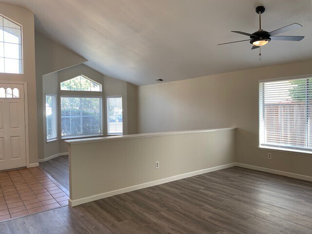 Building Photo - Spacious 3 Bedroom / 2 Bath Home with a Bo...