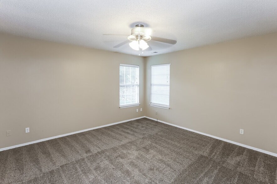 Building Photo - 3084 Champion Ln SW