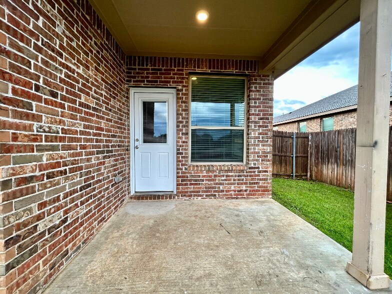 Building Photo - 1734 Cross Creek Ln