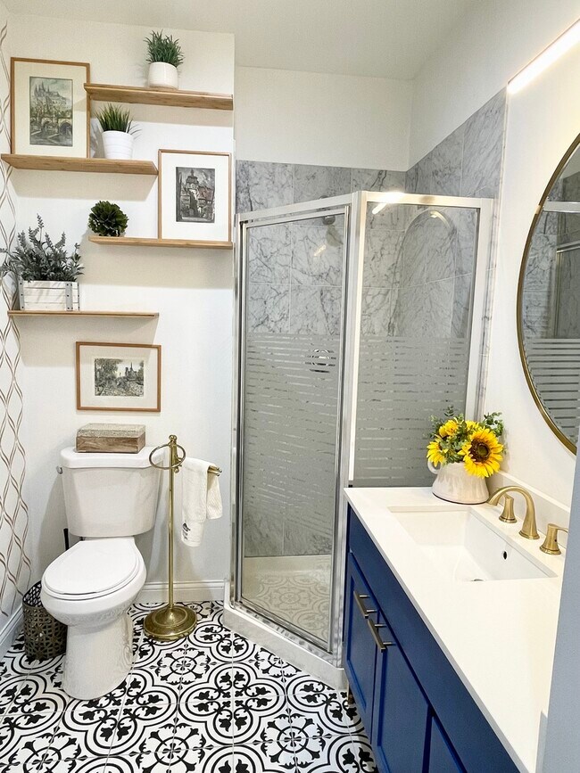 Building Photo - 2724 W Warren Blvd