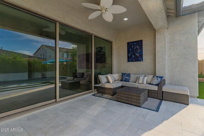 Building Photo - 2316 E Canary Dr