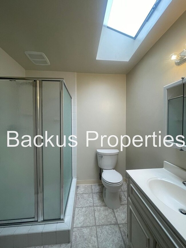 Building Photo - Wonderful three-bedroom home in South Sali...