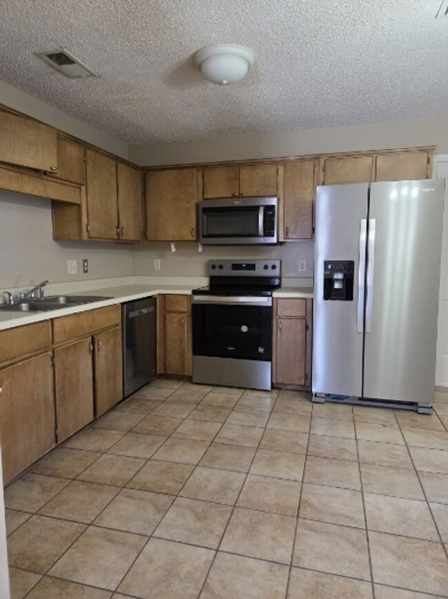 Building Photo - Beautiful home in a very quiet neighborhood