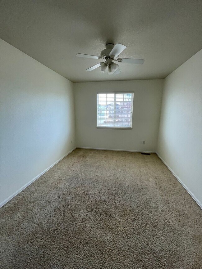 Building Photo - 4 Bedroom 3 Bathroom Home Available now!