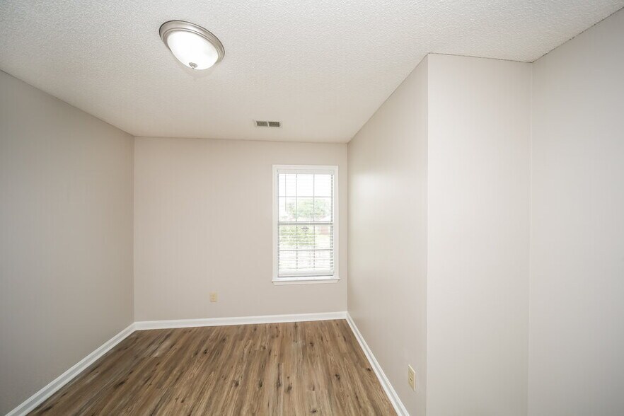 Building Photo - 4320 Whispering Bend Cove N