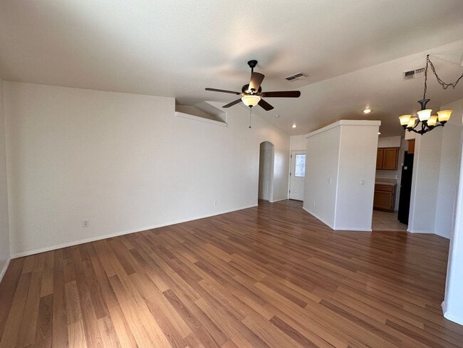 Building Photo - Great 3 Bedroom, 2 Bath Home Centrally located in Kingman!