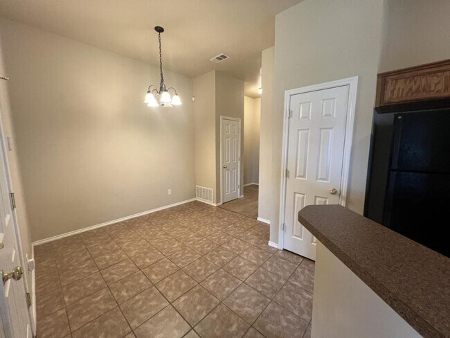 Building Photo - 4205 Cambridge Dr