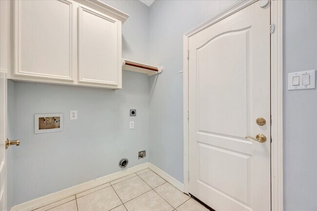 Building Photo - 2421 Baycrest Dr