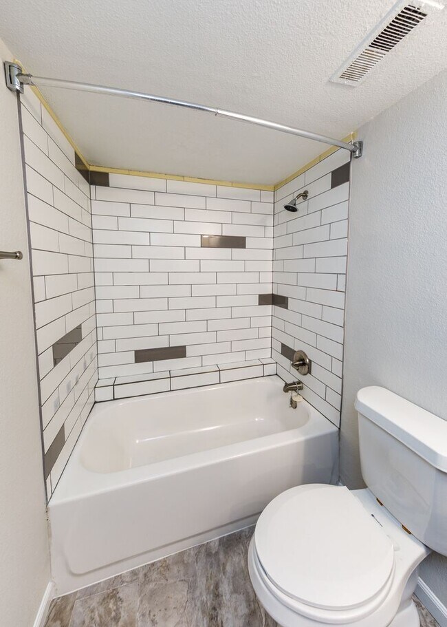 Building Photo - Lovely End Unit 2 Bed Condo, Centrally Located