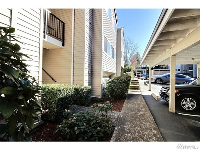 Building Photo - 2 Bed 1 Bath Condo in Remodeled Esplanade ...