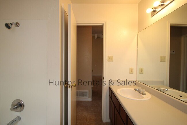 Building Photo - Too Cute!