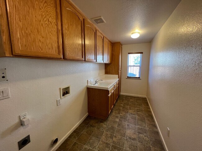 Building Photo - Large 4 bedroom located on a well maintained court!