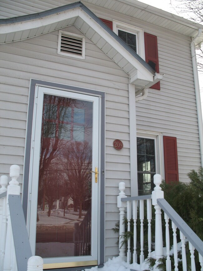Building Photo - 209 Garland St E