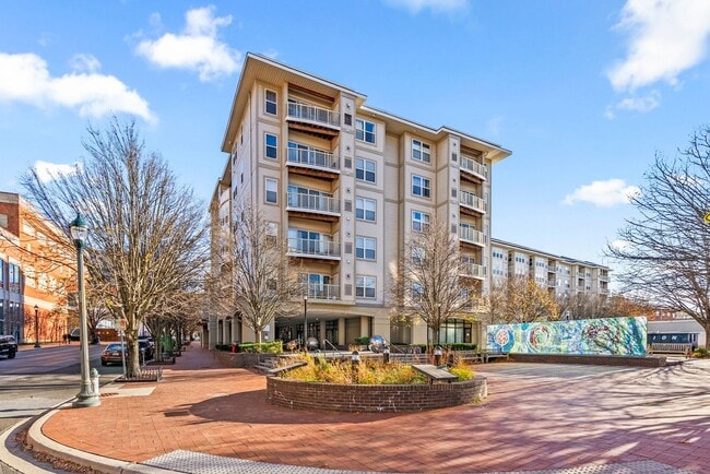 Building Photo - 1 Bed 1 Bath Plus Den - Silver Spring Condo - Garage Parking Space