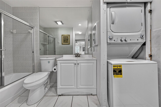 Building Photo - 6253 Bay Club Dr