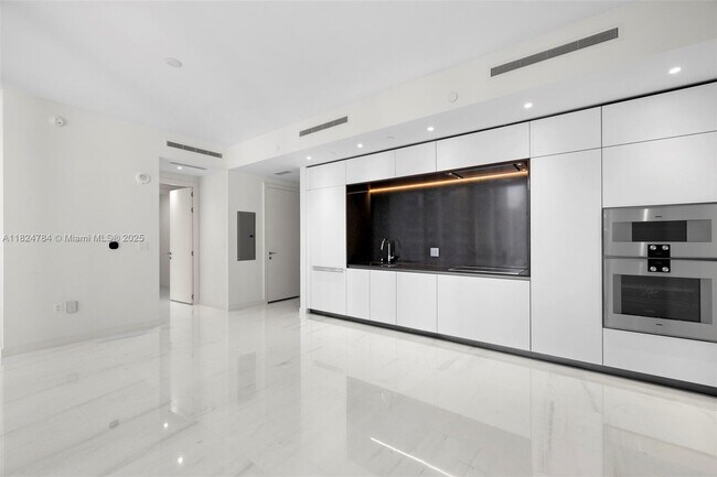 Building Photo - 300 Biscayne Blvd Way