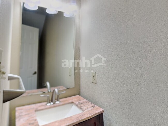 Building Photo - 711 Thornwood Ct