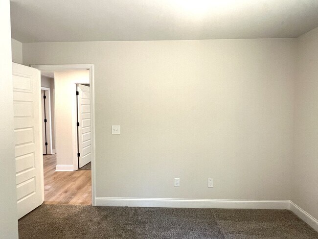 Building Photo - Beautifully Done & Brand New 4BD/2.5 Home in Jones Co.