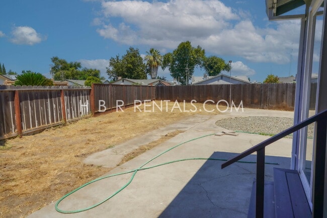 Building Photo - Spacious Family Retreat in Manteca, Ready ...