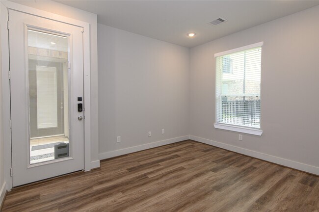 Building Photo - 1274 N Post Oak Rd