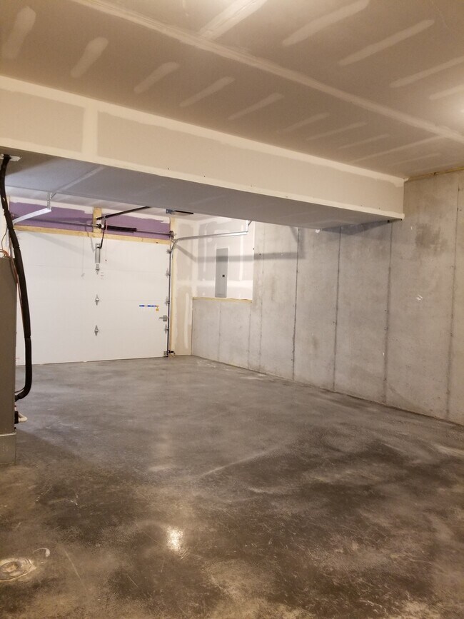 Building Photo - Beautiful and Modern 3 Bed 2.5 bath Home!