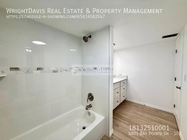 Building Photo - 8801 Bay Pointe Dr