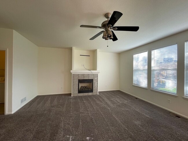 Building Photo - 3Bed 3Bath Home In Erie Available July!