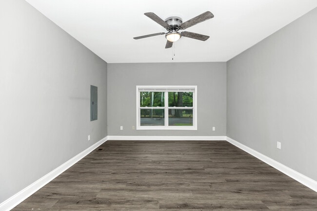 Building Photo - 504 Marion Dr