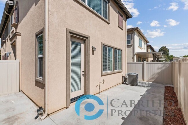 Building Photo - Spacious 3 bedroom Home w/2 car Garage in ...
