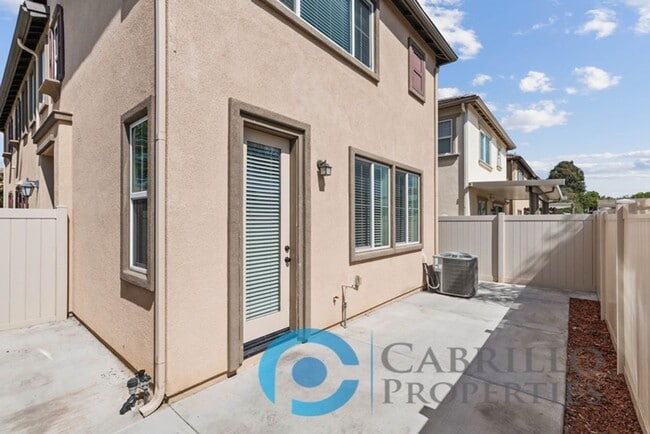 Building Photo - Spacious 3 bedroom Home w/2 car Garage in Vista, Short Drive to the Beach and Freeway access!