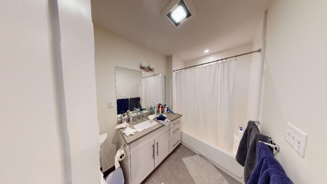 Building Photo - No Brokers Fee, 5 Bed. 2 Full Bathrooms in South End, Eat-in Kitchen, Big Bedrooms, Laundry on a ...