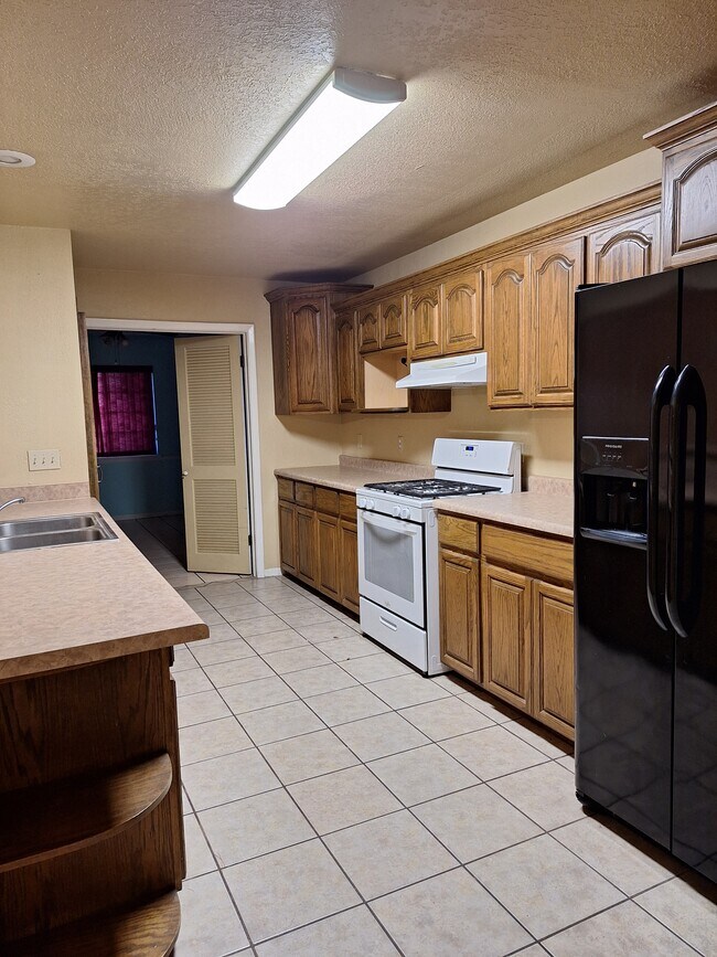 Building Photo - 9329 Shaver Dr