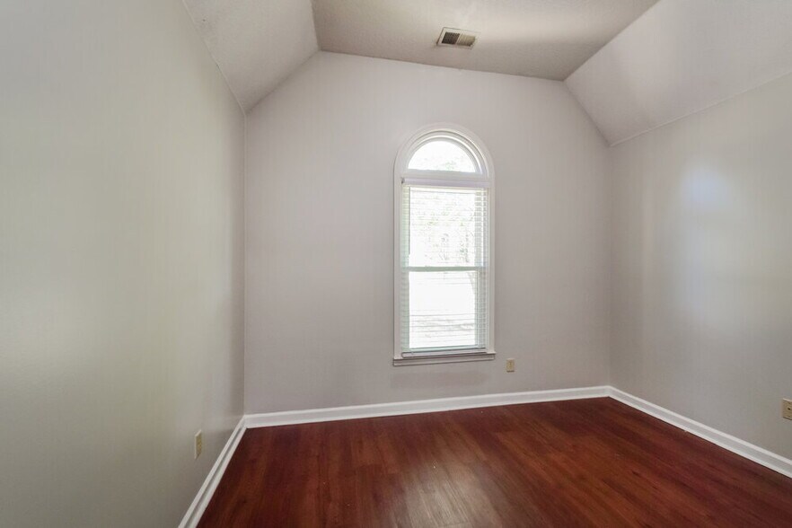 Building Photo - 9335 Barrow Dr